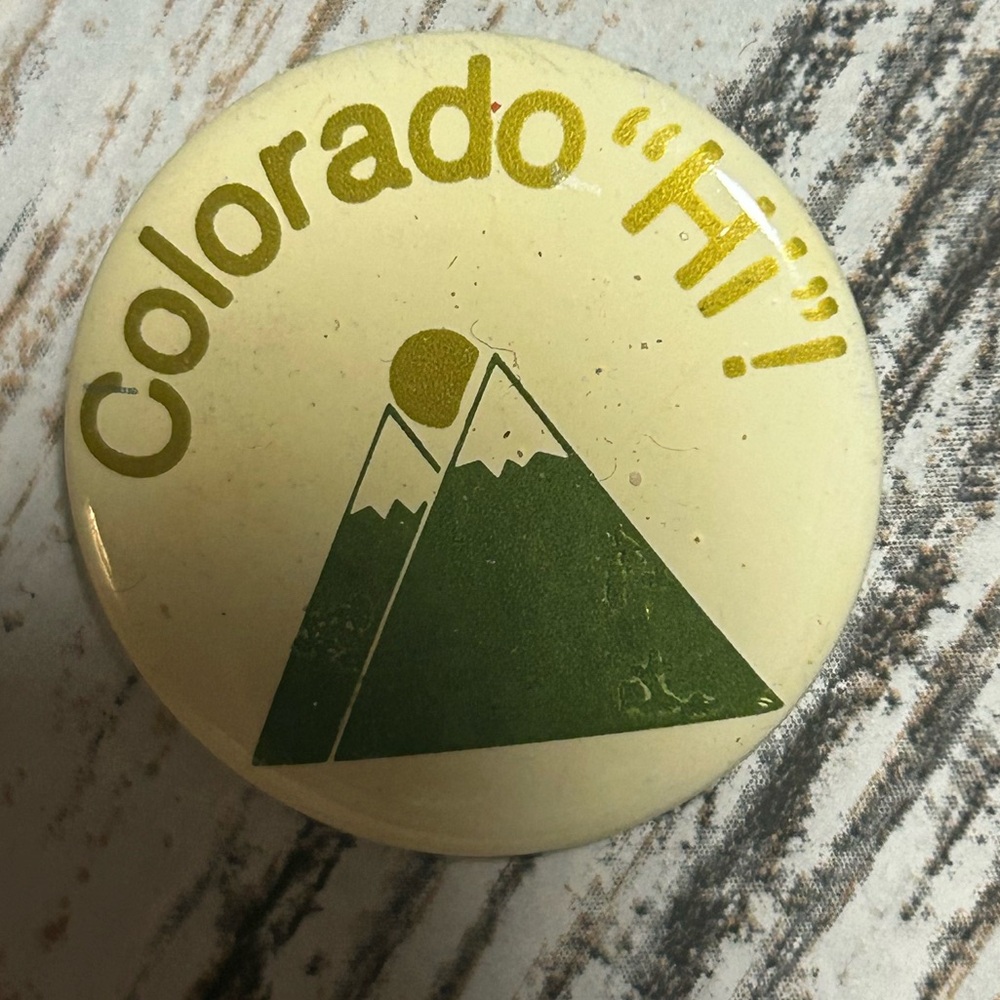 Colorado "Hi" Vintage Mountain Pinback Button - Yellow & Green